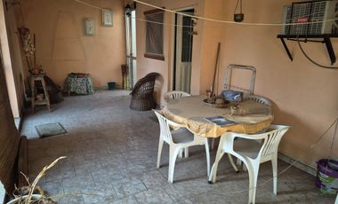 ALQUILER CASA 4 AMBIENTES CASTELAR COCHERA PILETA