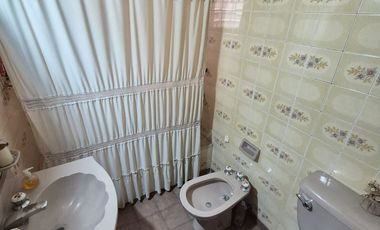 ALQUILER CASA 4 AMBIENTES CASTELAR COCHERA PILETA