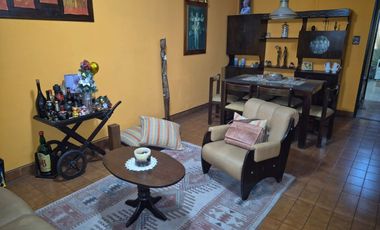 ALQUILER CASA 4 AMBIENTES CASTELAR COCHERA PILETA