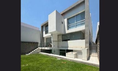 Casa de lujo en renta con jardín y acabados premium