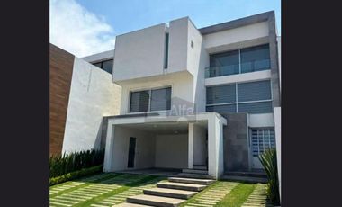 Casa de lujo en renta con jardín y acabados premium
