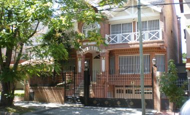 Casa en alquiler de 5 dormitorios c/ cochera en Martínez