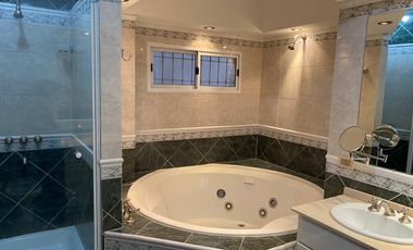 Casa en alquiler de 5 dormitorios c/ cochera en Martínez