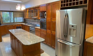 Casa en alquiler de 5 dormitorios c/ cochera en Martínez