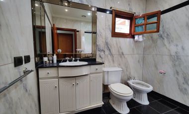 CASA 7 AMBIENTES VENTA RANELAGH JARDIN POR INOMATA