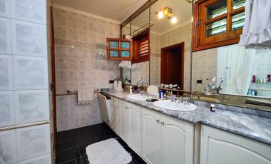 CASA 7 AMBIENTES VENTA RANELAGH JARDIN POR INOMATA