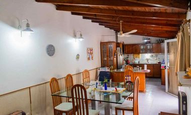 VENTA CASA 5 AMB, CON PATIO, GALPON EN MONTEGRANDE