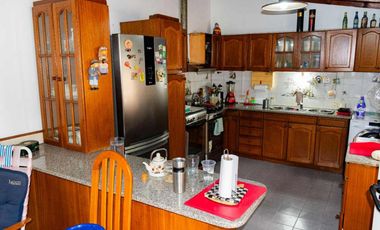 VENTA CASA 5 AMB, CON PATIO, GALPON EN MONTEGRANDE