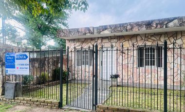 VENTA CASA 5 AMB, CON PATIO, GALPON EN MONTEGRANDE