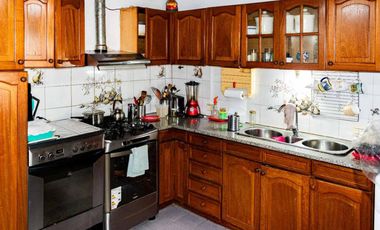 VENTA CASA 5 AMB, CON PATIO, GALPON EN MONTEGRANDE