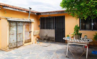 VENTA CASA 5 AMB, CON PATIO, GALPON EN MONTEGRANDE