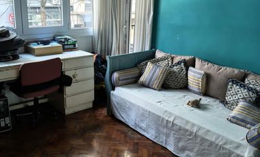 Piso en esquina muy luminoso.