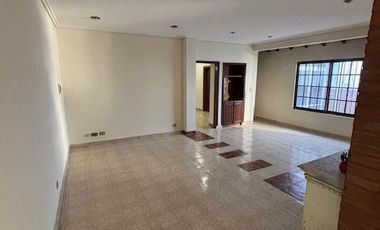 Casa con 3 dorm, garaje y patio