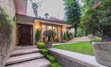 EN VENTA Casa en Río Escondido con seguridad, a pasos de Lomas Hipódromo