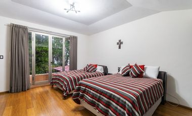 EN VENTA Casa en Río Escondido con seguridad, a pasos de Lomas Hipódromo