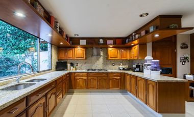 EN VENTA Casa en Río Escondido con seguridad, a pasos de Lomas Hipódromo