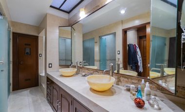 EN VENTA Casa en Río Escondido con seguridad, a pasos de Lomas Hipódromo