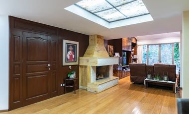 EN VENTA Casa en Río Escondido con seguridad, a pasos de Lomas Hipódromo