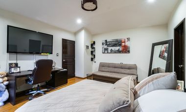 EN VENTA Casa en Río Escondido con seguridad, a pasos de Lomas Hipódromo