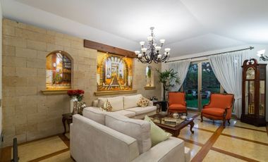 EN VENTA Casa en Río Escondido con seguridad, a pasos de Lomas Hipódromo