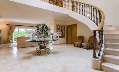 Casa en Bosques de las Lomas . Terreno plano primera parte