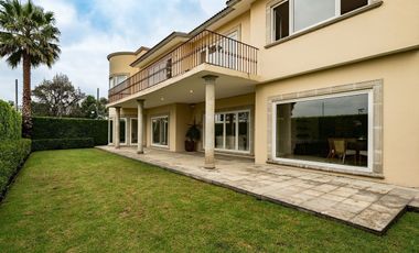 Casa en Bosques de las Lomas . Terreno plano primera parte