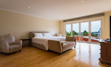 Casa en Bosques de las Lomas . Terreno plano primera parte