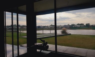 Casa a laguna en Santa Ana