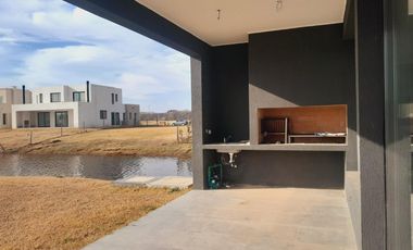 Casa a laguna en Santa Ana