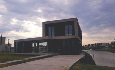 Casa a laguna en Santa Ana