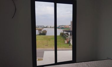 Casa a laguna en Santa Ana