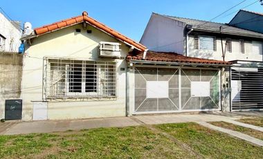 Casa en venta - 2 Dormitorios 1 Baño - Bernal