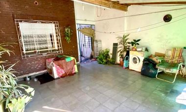 Casa en venta - 2 Dormitorios 1 Baño - Bernal