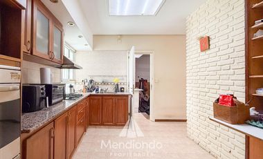 Casa 4 amb. con parque. Cochera para 2 autos y Quincho en Divino Rostro