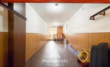 Casa 4 amb. con parque. Cochera para 2 autos y Quincho en Divino Rostro