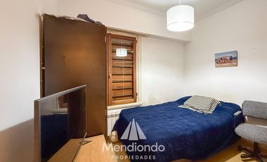 Casa 4 amb. con parque. Cochera para 2 autos y Quincho en Divino Rostro