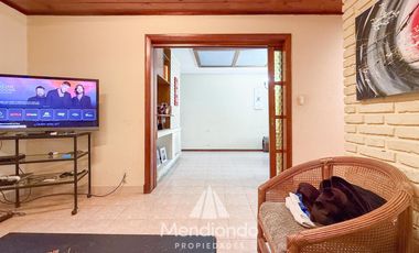 Casa 4 amb. con parque. Cochera para 2 autos y Quincho en Divino Rostro