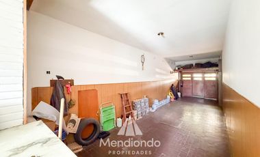 Casa 4 amb. con parque. Cochera para 2 autos y Quincho en Divino Rostro