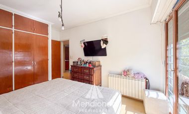 Casa 4 amb. con parque. Cochera para 2 autos y Quincho en Divino Rostro