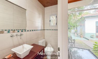 Casa 4 amb. con parque. Cochera para 2 autos y Quincho en Divino Rostro