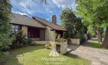 Casa 4 amb. con parque. Cochera para 2 autos y Quincho en Divino Rostro