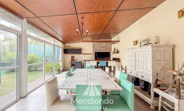 Casa 4 amb. con parque. Cochera para 2 autos y Quincho en Divino Rostro