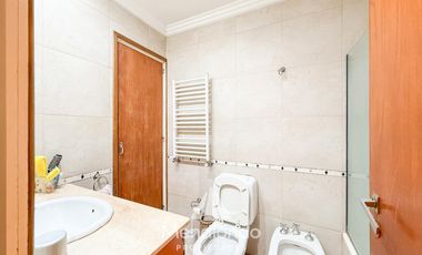 Casa 4 amb. con parque. Cochera para 2 autos y Quincho en Divino Rostro