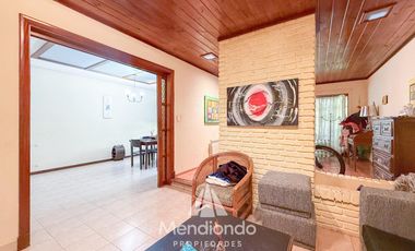 Casa 4 amb. con parque. Cochera para 2 autos y Quincho en Divino Rostro