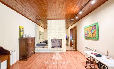 Casa 4 amb. con parque. Cochera para 2 autos y Quincho en Divino Rostro