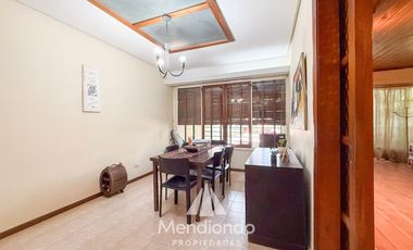 Casa 4 amb. con parque. Cochera para 2 autos y Quincho en Divino Rostro