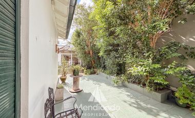 Casa 4 amb. con parque. Cochera para 2 autos y Quincho en Divino Rostro