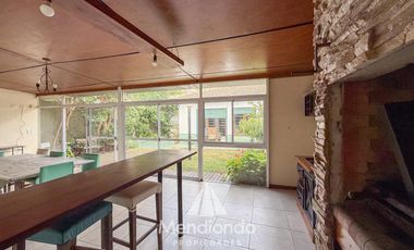 Casa 4 amb. con parque. Cochera para 2 autos y Quincho en Divino Rostro