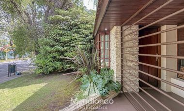 Casa 4 amb. con parque. Cochera para 2 autos y Quincho en Divino Rostro