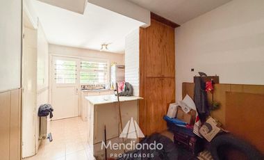 Casa 4 amb. con parque. Cochera para 2 autos y Quincho en Divino Rostro